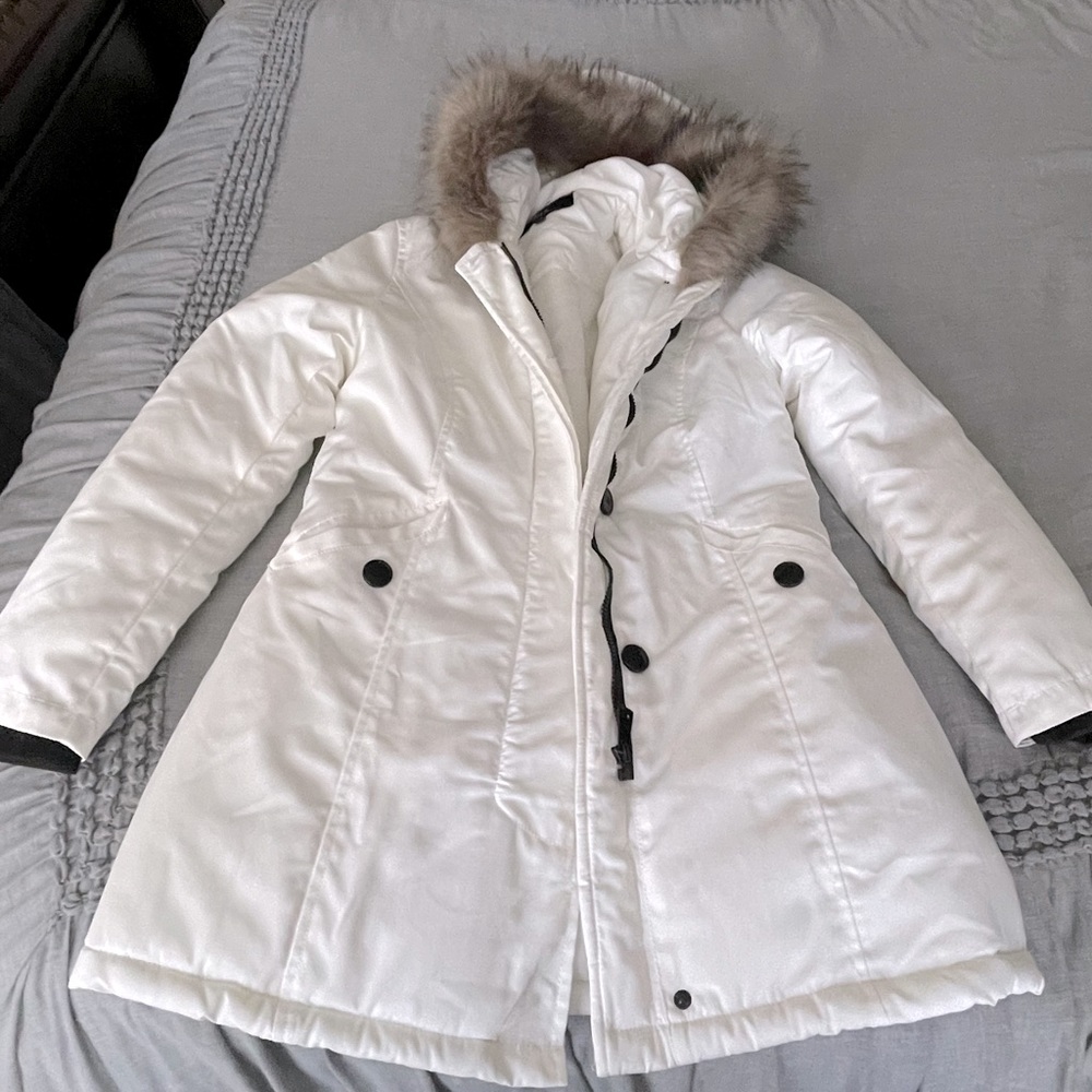 White winter coat. Worn twice. Like-new condition.